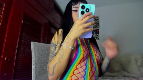 Snapshot of mantis_wine chatting on 23, 12, 2025 MARY online show from 23, 12, 2025