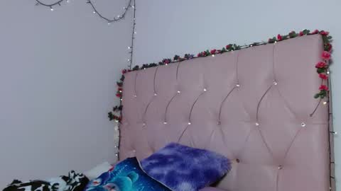 Snapshot of manumeow_ chatting on 15, 12, 2025 Manu online show from 15, 12, 2025