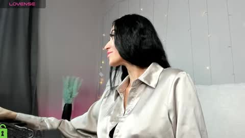 Margaret Clark online show from 3, 2, 2025