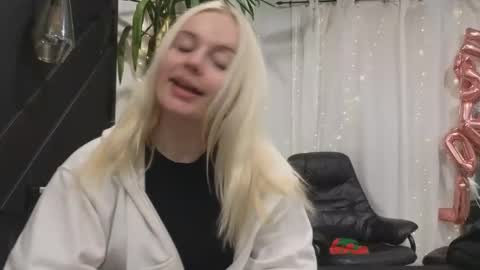 Snapshot of margot_robbie7 chatting on 14, 2, 2025 margot_robbie7 online show from 14, 2, 2025