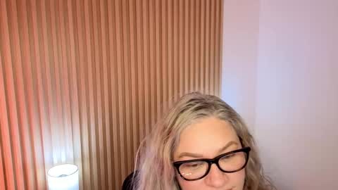 Marian Love  online show from 27, 11, 2025