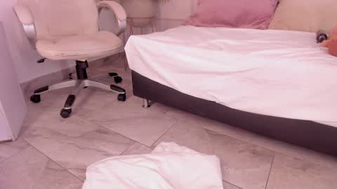 Maria Pettit online show from 8, 2, 2025