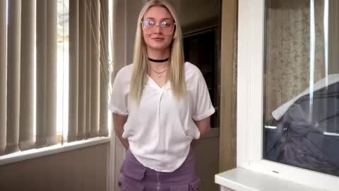 Snapshot of mariellesockwell chatting on 26, 2, 2026 Hey Im Ash I think together we can hit first 10 thumbs up online show from 26, 2, 2026