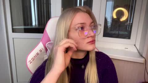 Snapshot of mariellesockwell chatting on 27, 2, 2026 Hey Im Ash I think together we can hit first 10 thumbs up online show from 27, 2, 2026