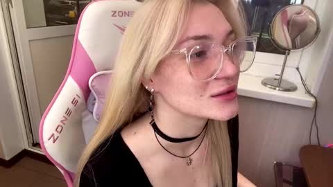 Snapshot of mariellesockwell chatting on 1, 3, 2026 Hey Im Ash I think together we can hit first 10 thumbs up online show from 1, 3, 2026