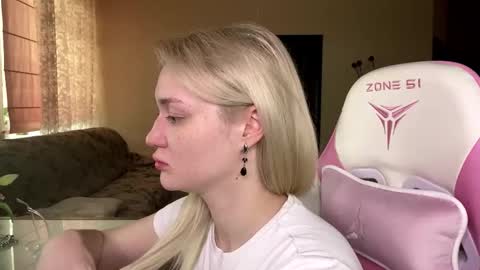 Snapshot of mariellesockwell chatting on 7, 3, 2026 Hey Im Ash I think together we can hit first 10 thumbs up online show from 7, 3, 2026