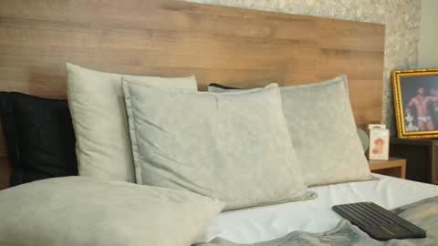 Mark online show from 3, 2, 2025