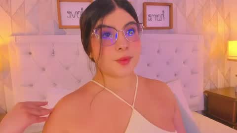 Snapshot of martina_rivera_ chatting on 8, 5, 2026 Martina online show from 8, 5, 2026