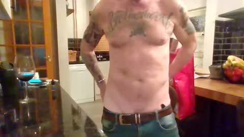 Snapshot of masked_masturbation_couple chatting on 16, 12, 2025 Masked Masturbation Couple online show from 16, 12, 2025