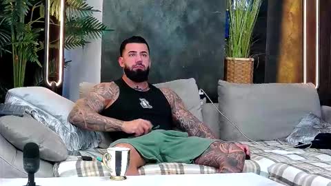 Snapshot of masterkingofmuscle chatting on 4, 11, 2025 masterkingofmuscle online show from 4, 11, 2025