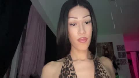 Snapshot of matrixprincess chatting on 8, 11, 2025 MOLLY MILLS online show from 8, 11, 2025