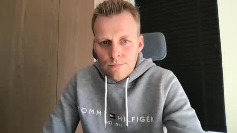 Max take off clothes online show from 27, 1, 2025