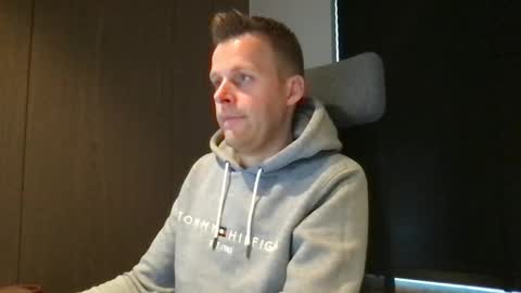 Max take off clothes online show from 28, 1, 2025