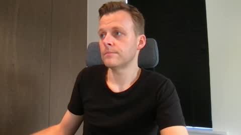 Max take off clothes online show from 21, 2, 2025