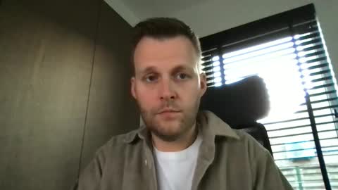 Max take off clothes online show from 3, 3, 2025