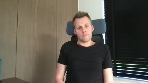 Max take off clothes online show from 10, 3, 2025