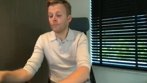 Max take off clothes online show from 18, 9, 2025