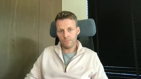 Max take off clothes online show from 26, 2, 2026