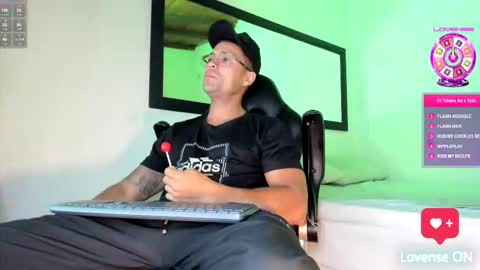 Snapshot of maxi_mux1 chatting on 15, 10, 2025 MAXI online show from 15, 10, 2025