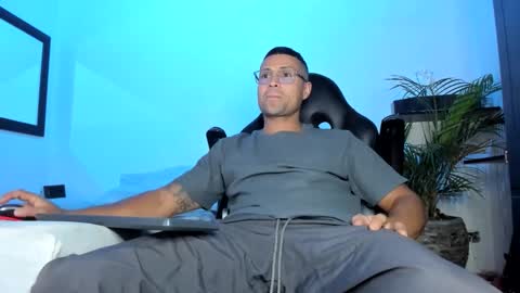 Snapshot of maxi_mux1 chatting on 8, 1, 2026 MAXI online show from 8, 1, 2026