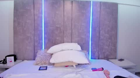 Maxi Rogers online show from 11, 2, 2025