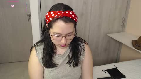 Snapshot of may_bloom chatting on 9, 10, 2025 May online show from 9, 10, 2025