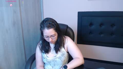 Snapshot of may_bloom chatting on 23, 12, 2025 May online show from 23, 12, 2025