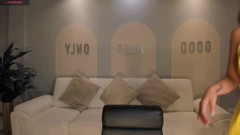 M A Y A    H O F F M A N online show from 9, 1, 2026