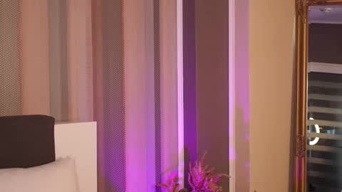 Snapshot of mayamusee chatting on 1, 11, 2025 Maya online show from 1, 11, 2025