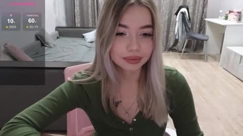 Snapshot of maymallorie chatting on 21, 10, 2025 may online show from 21, 10, 2025
