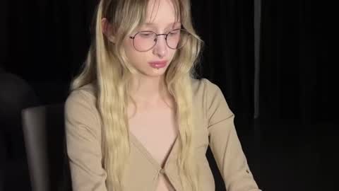 Snapshot of mayvi_cold chatting on 23, 6, 2026 mayvi_cold online show from 23, 6, 2026