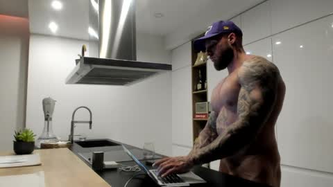 Snapshot of mealphamale chatting on 28, 5, 2026 Alpha Male online show from 28, 5, 2026