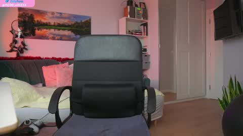 Milena online show from 10, 12, 2024