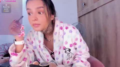 Snapshot of medussa13 chatting on 14, 11, 2025 medussa13 online show from 14, 11, 2025