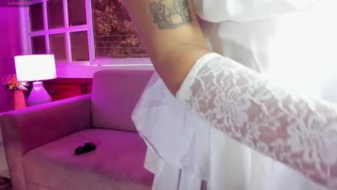 Melanie Roux online show from 6, 10, 2025