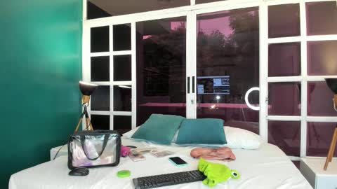 Melanie Roux online show from 8, 11, 2025