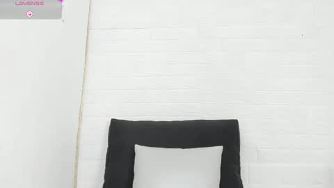 Snapshot of melannie_roses chatting on 8, 2, 2025 melannie roses online show from 8, 2, 2025