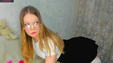 MelMooon online show from 3, 2, 2025