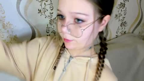 MelMooon online show from 7, 10, 2025