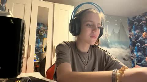 Hi Im Aria 18 years old online show from 15, 10, 2025