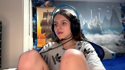 Hi Im Aria 18 years old online show from 16, 4, 2026