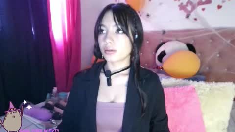 Snapshot of mena_hicks chatting on 5, 10, 2025 Heart online show from 5, 10, 2025