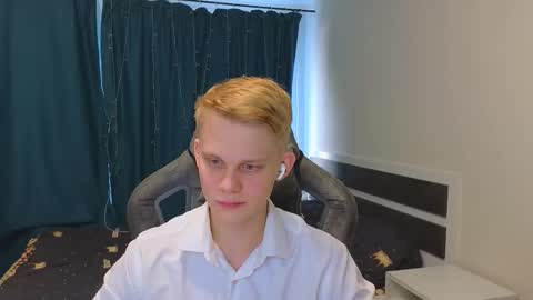 Snapshot of meow_mickey chatting on 14, 11, 2025 Mickey online show from 14, 11, 2025