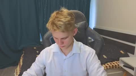 Snapshot of meow_mickey chatting on 18, 11, 2025 Mickey online show from 18, 11, 2025