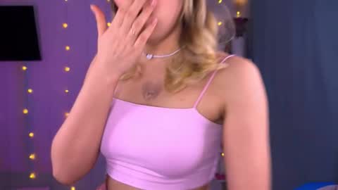 Snapshot of mercedes_robins chatting on 12, 10, 2025 Molly online show from 12, 10, 2025