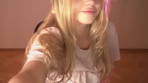 Lara OFFLINE  online show from 12, 1, 2025