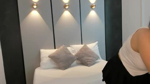 M I A  online show from 25, 4, 2026