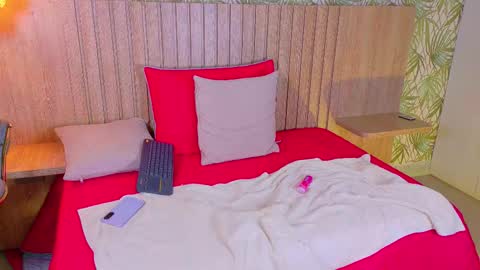 Snapshot of mia_cullens chatting on 5, 12, 2025 Mia online show from 5, 12, 2025