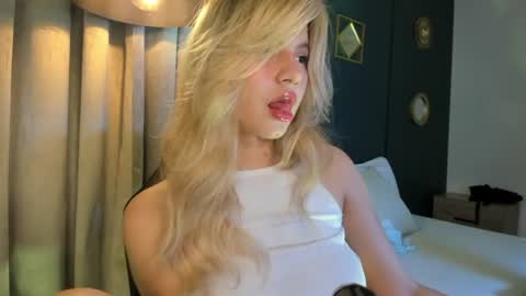 Snapshot of mia_curry chatting on 10, 6, 2026 M I A online show from 10, 6, 2026