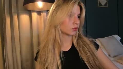 Snapshot of mia_curry chatting on 17, 6, 2026 M I A online show from 17, 6, 2026